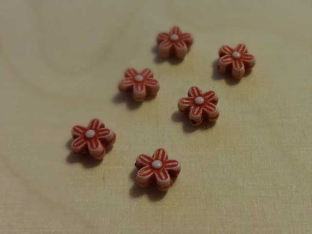 Sechs Perlen kleine Blume rot