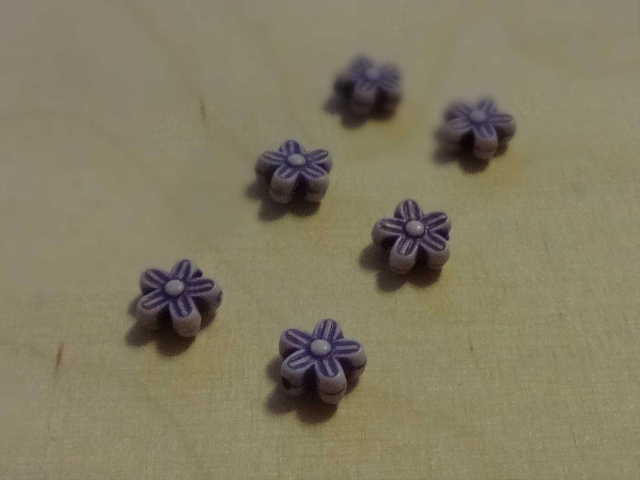 Sechs Perlen kleine Blume lila